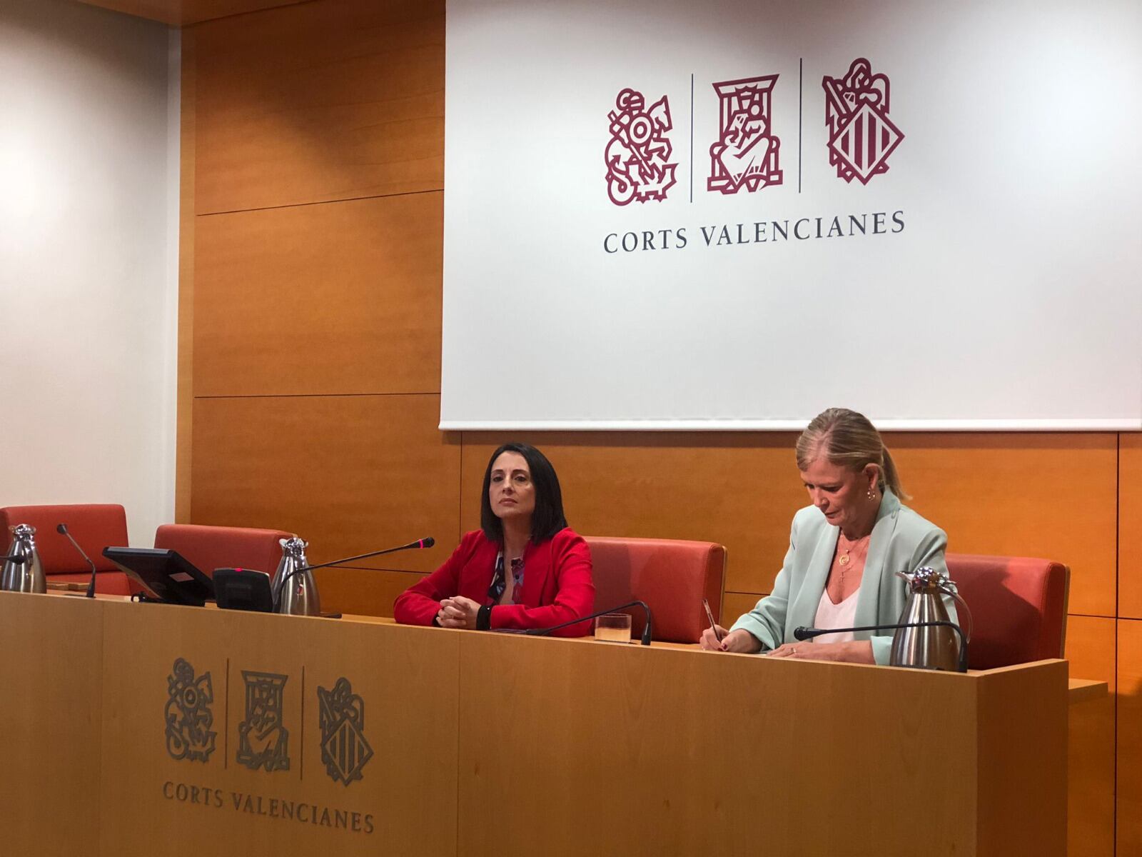 Las socialistas Gabriela Bravo y Rebeca Torró en la sala de prensa de las Corts. Fuente: PSPV