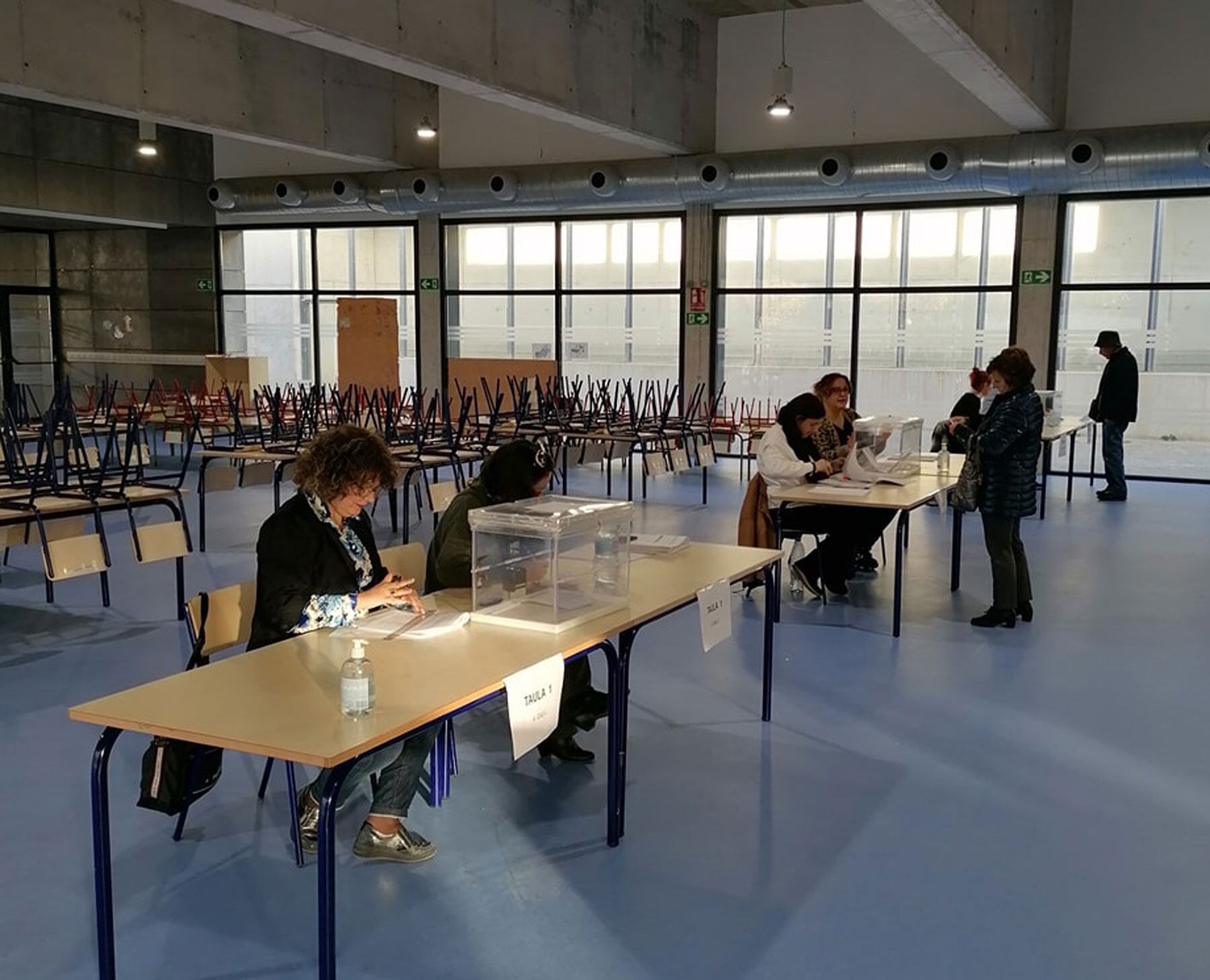Un instante de la votación que tuvo lugar en el comedor del nuevo colegio El Bracal