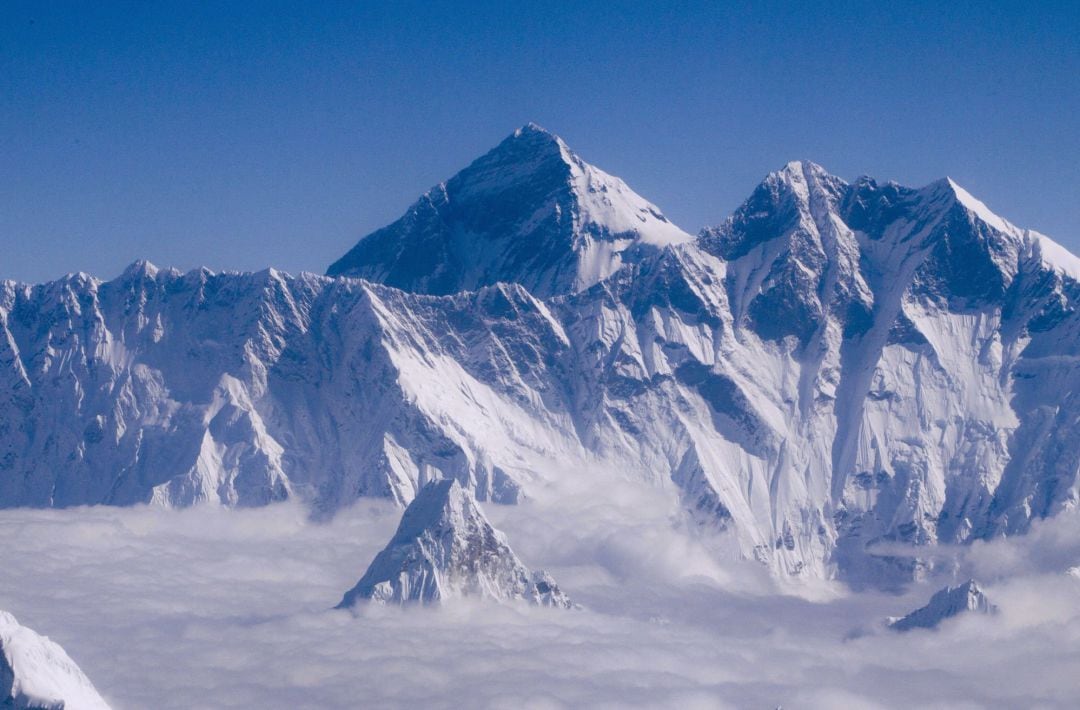 El Everest, visto desde el aire, en 2013.