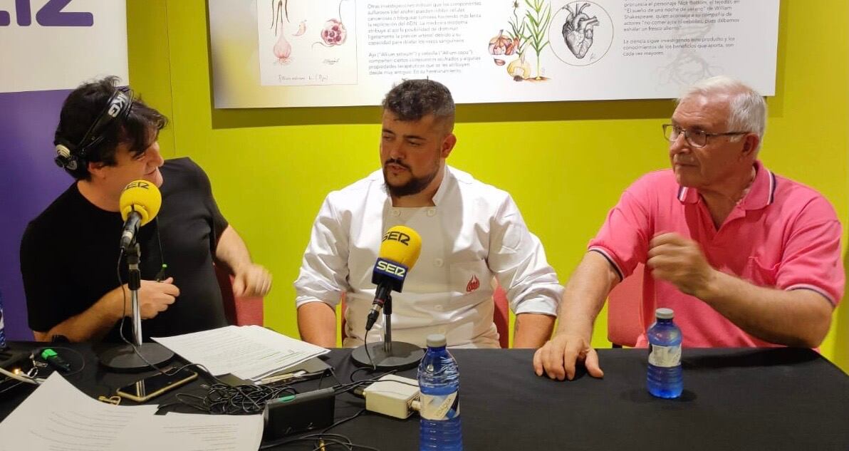 En el centro, el chef Daniel Ojero Moya; a la derecha, José Joaquín García Romero, presidente del club de la Tercera Edad.