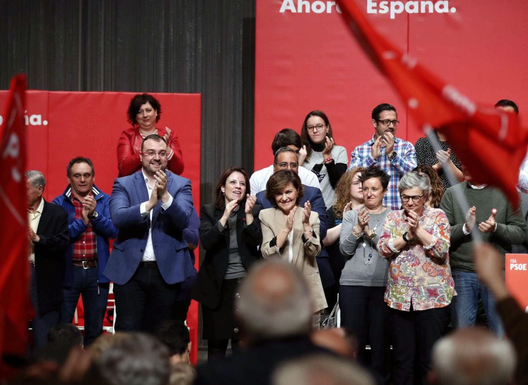 La vicepresidenta del Gobierno en funciones, Carmen Calvo (5i); el presidente del Principado, Adrián Barbón (3i), y la vicesecretaria general del PSOE, Adriana Lastra (4i), participan en un acto público de cara a la campaña electoral, este lunes en Gijón.