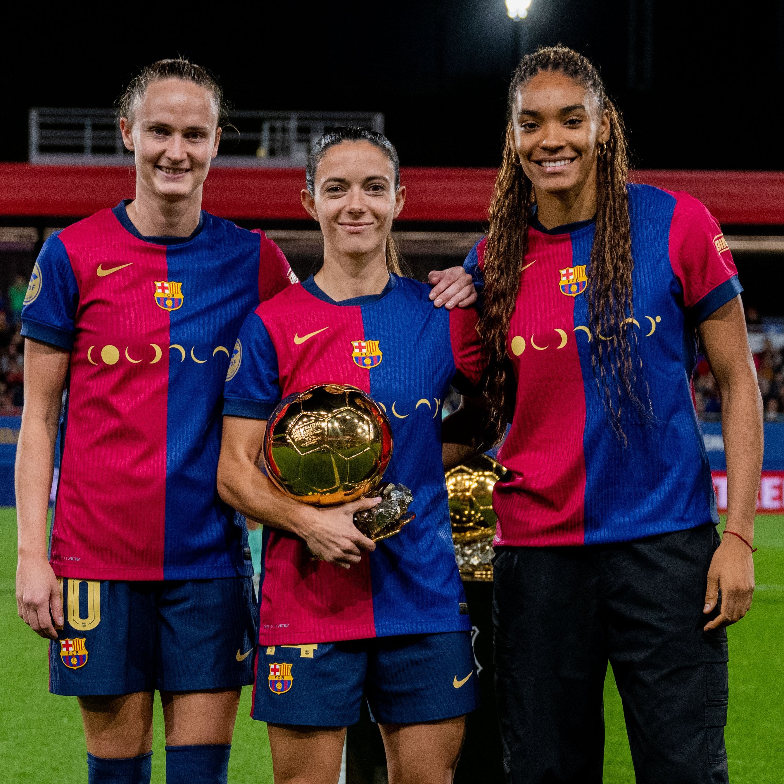 Aitana Bonmatí con el Balón de Oro junto a Graham Hansen y Salma Paralluelo