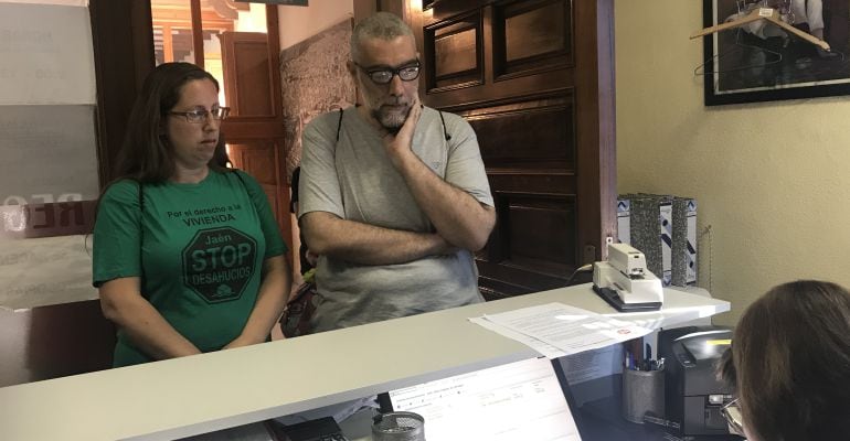 El portavoz de la Plataforma Stop Desahucios, Miguel Ángel Martínez, presenta el escrito en el registro del Ayuntamiento.