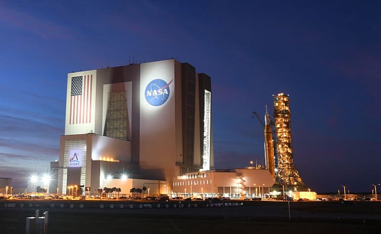 El cohete Artemis II del Sistema de Lanzamiento Espacial (SLS) de la NASA, el 25 de febrero de 2026, en Florida (EEUU)