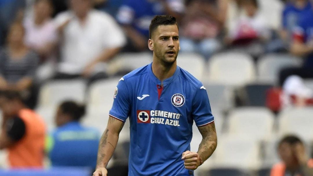 Edgar Méndez con la camiseta del Cruz Azul.