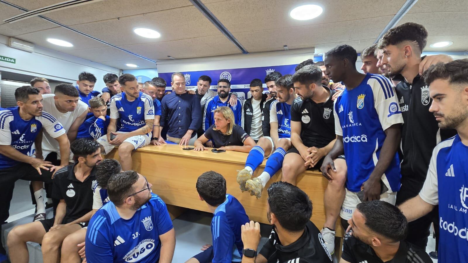 Checa rodeado de todos al término del partido