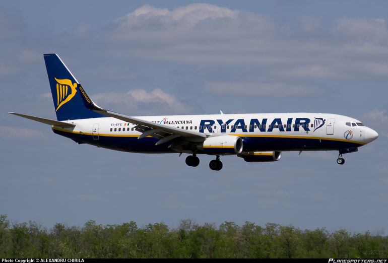 Un avión de Ryanair realiza la maniobra de aterrizaje. 