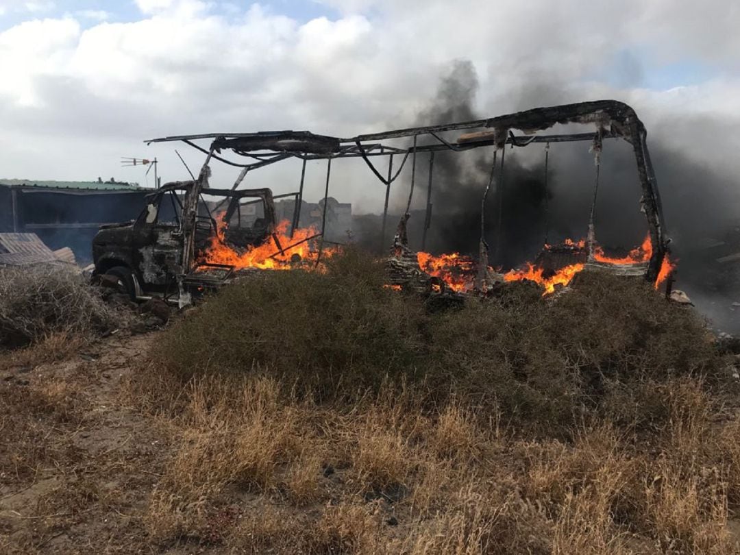 El vehículo ardiendo en San Bartolomé, en Lanzarote.