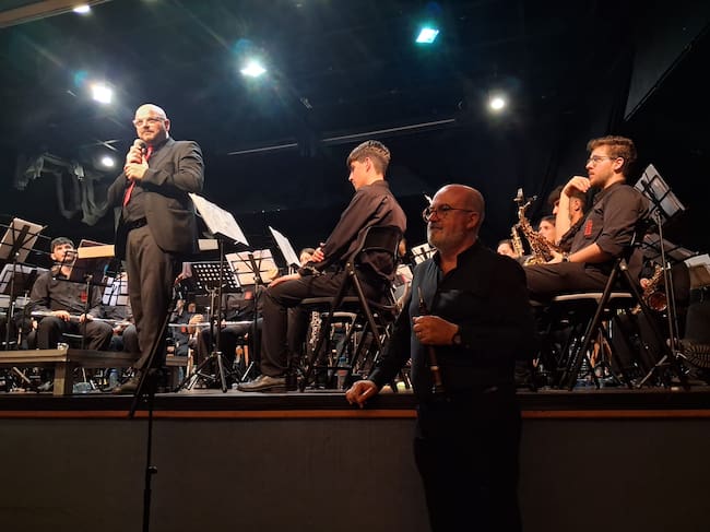 La dulzaina valenciana, en manos del primer director de la banda ibense, en primer plano bajo el escenario, protagonizó un vibrante bis del Taller de Música Castell Vermell