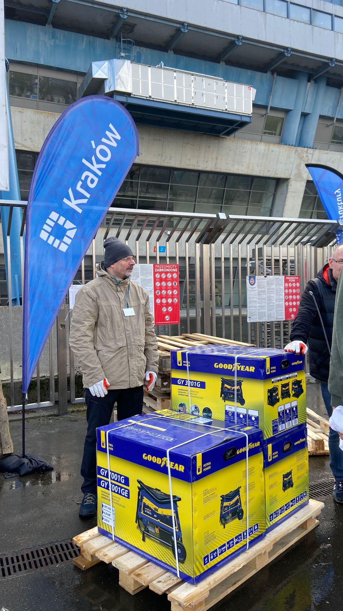 Generadores eléctricos que Covadonga Solares adquirió con los donativos de su familia y que se entregaron al Ayuntamiento de Cracovia