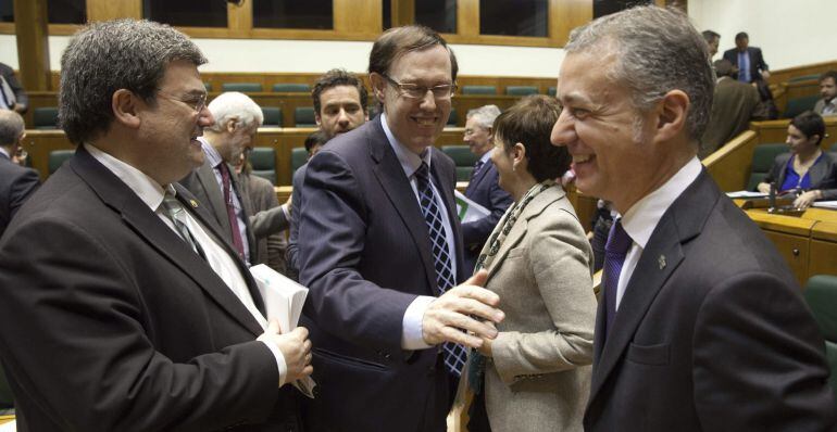 GRA102. VITORIA, 23/12/2014.- El lehendakari, Iñigo Urkullu (d), y el consejero de Hacienda de su Gobierno, Ricardo Gatzagaetxebarria (c), junto a otros consejeros, tras aprobar el pleno del Parlamento Vasco el proyecto de presupuestos del Ejecutivo. EFE/David Aguilar