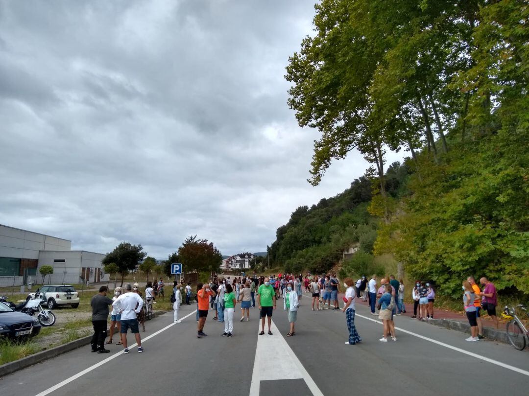 Varios padres y madres de Argoños se concentran en el límite con Santoña para manifestar su descontento a que comience el curso escolar con el municipio confinado