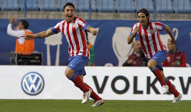 El jugador uruguayo del Atlético de Madrid Cristian Rodríguez (i) celebra tras marcar ante el Viktoria Plzen