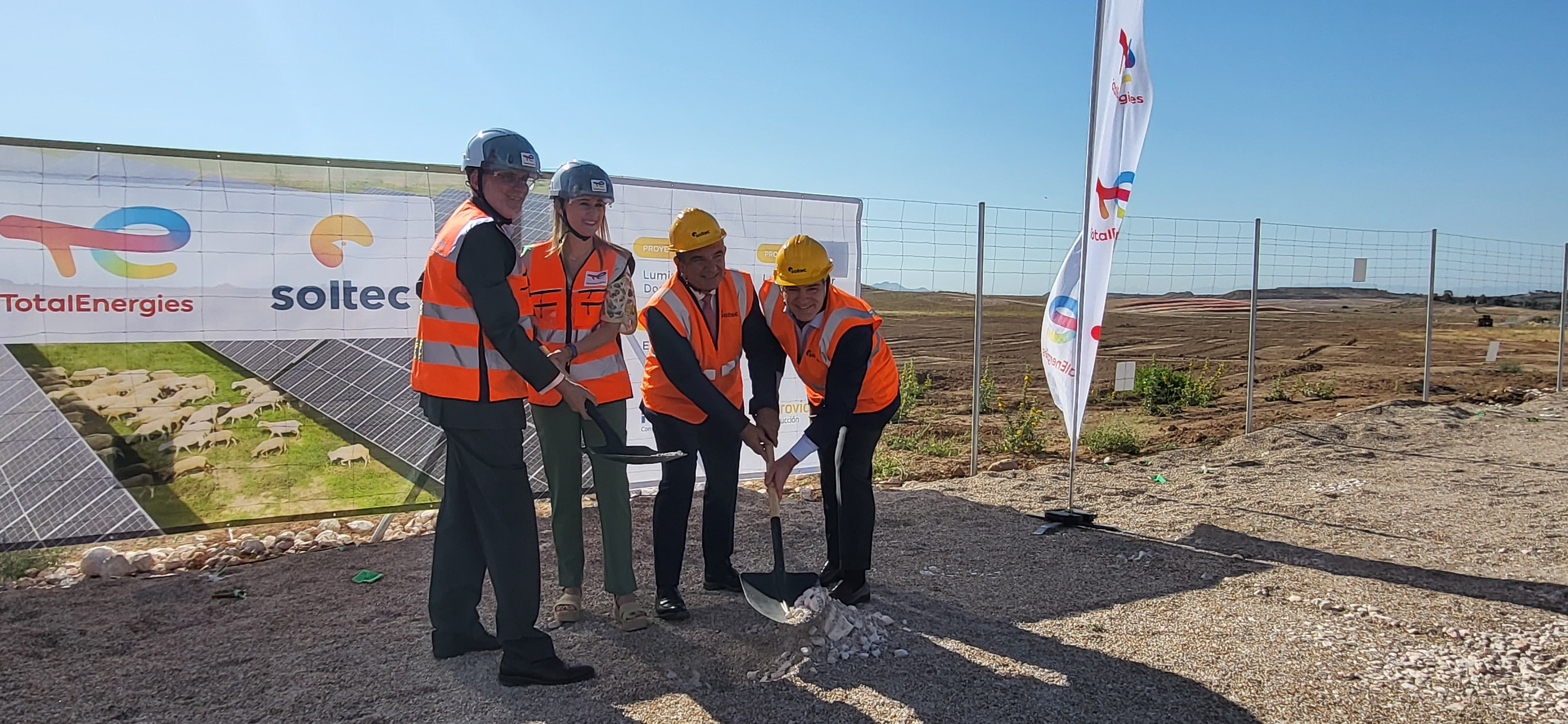 El consejero de Medio Ambiente y la Delegada del Gobierno, durante el acto de colocación de la primera piedra de dos parques solares en la Región, que construirán TotalEnergies y Soltec