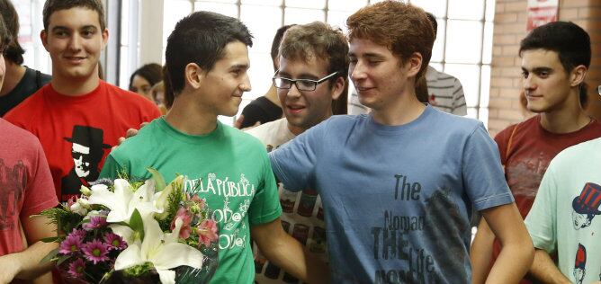 El alumno del IES Juan de la Cierva de Madrid, Anatolio Alonso Crespo, es felicitado por sus compañeros tras conocer el resultado de su media de 9,95 puntos en la selectividad.