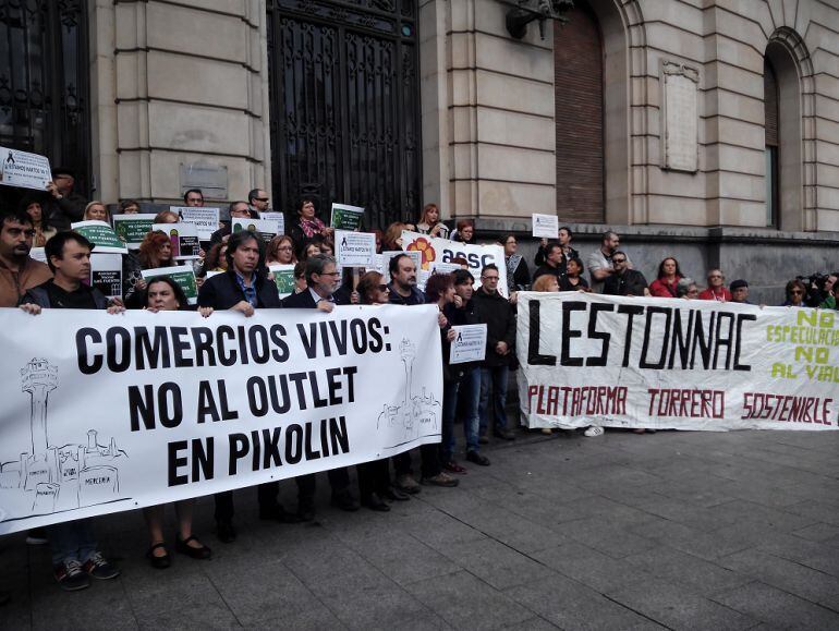 Vecinos y comerciantes han participado en esta concentración contra el outlet Torre Village 