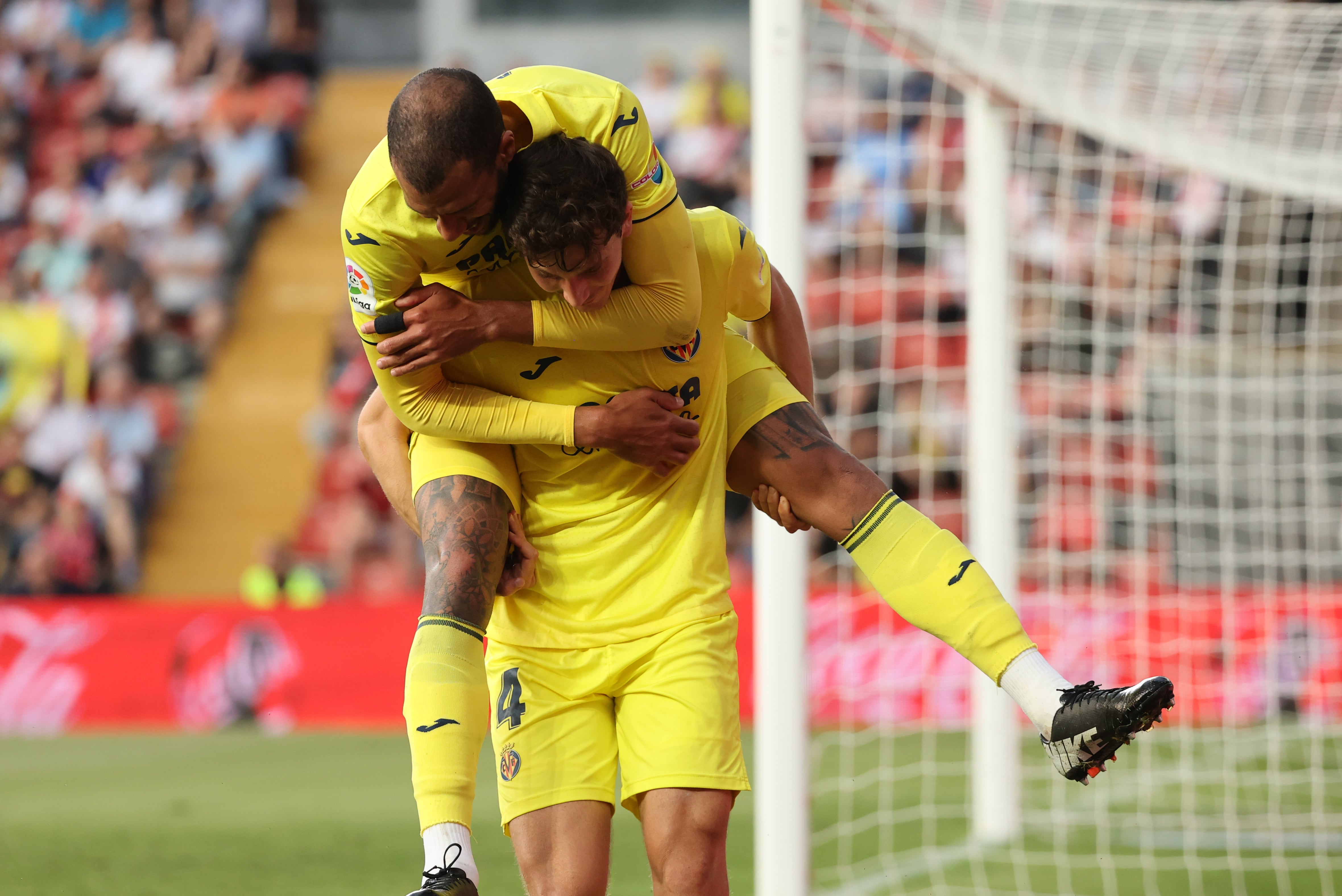 MADRID, 12/05/2022.- El defensa del Villarreal Pau Torres (abajo) celebra con Etienne Capoue tras marcar el cuarto gol ante el Rayo Vallecano, durante el partido de Liga en Primera División que disputan hoy jueves en el estadio de Vallecas, en Madrid. EFE/Kiko Huesca