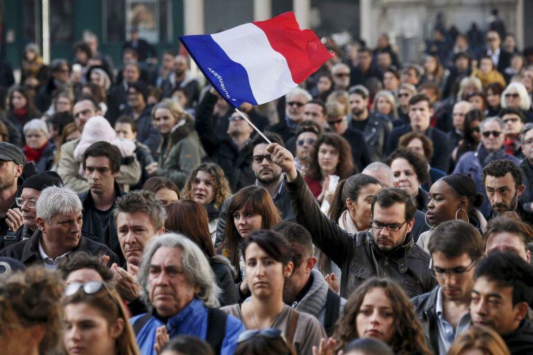 La multitud salió a la calle como tributo a las víctimas de los atentados.