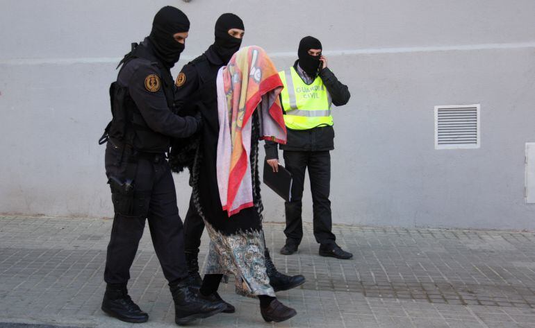 La Guàrdia Civil deté la mare dels joves que havien de marxar aquest dimarts al Marroc