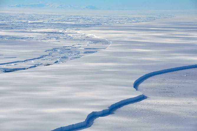 Una vez que el hielo se rompa, es probable que el mar arrastre gran parte de sus restos, indican los expertos