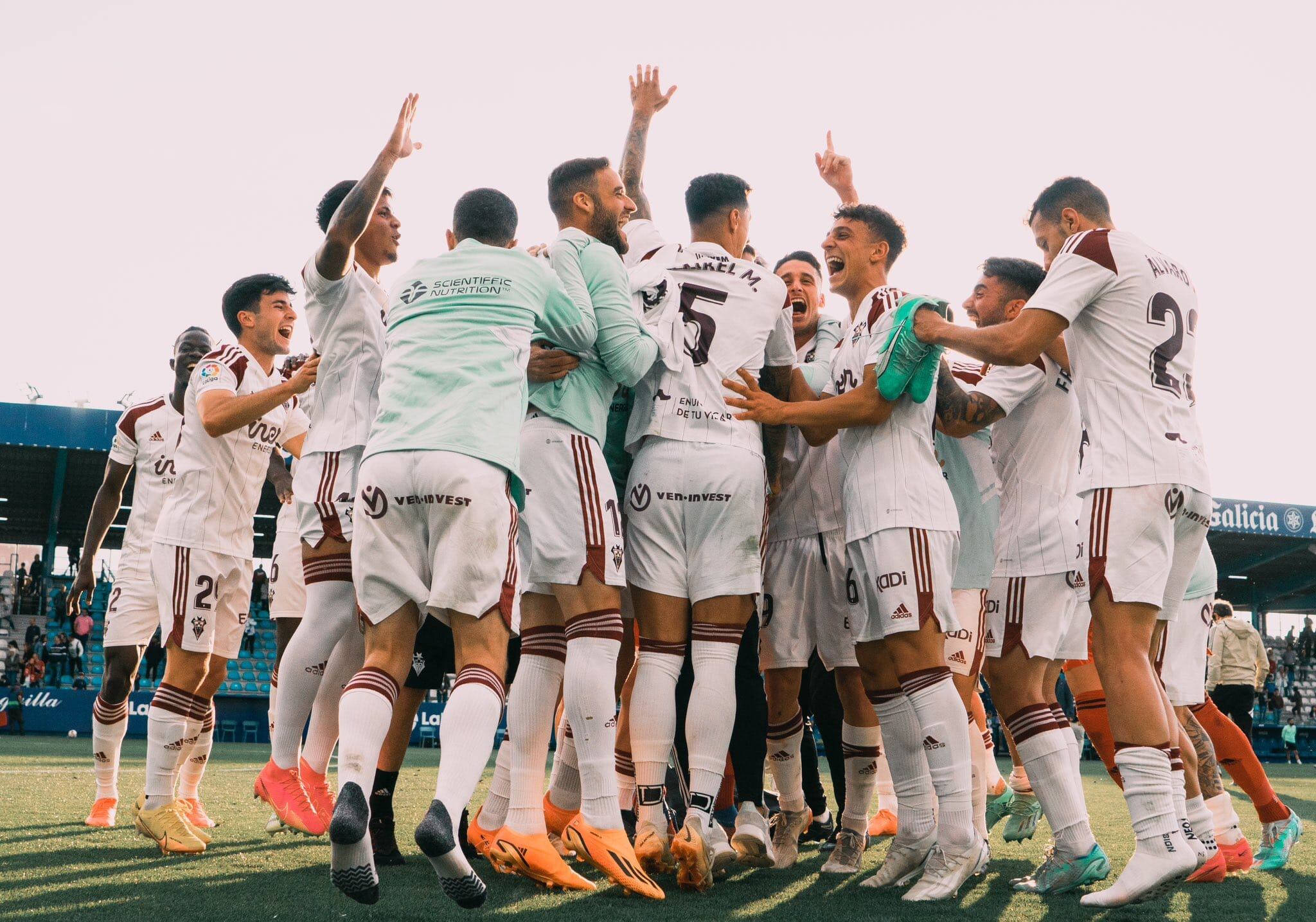 Los jugadores del Albacete celebran la clasificación matemática para el playoff