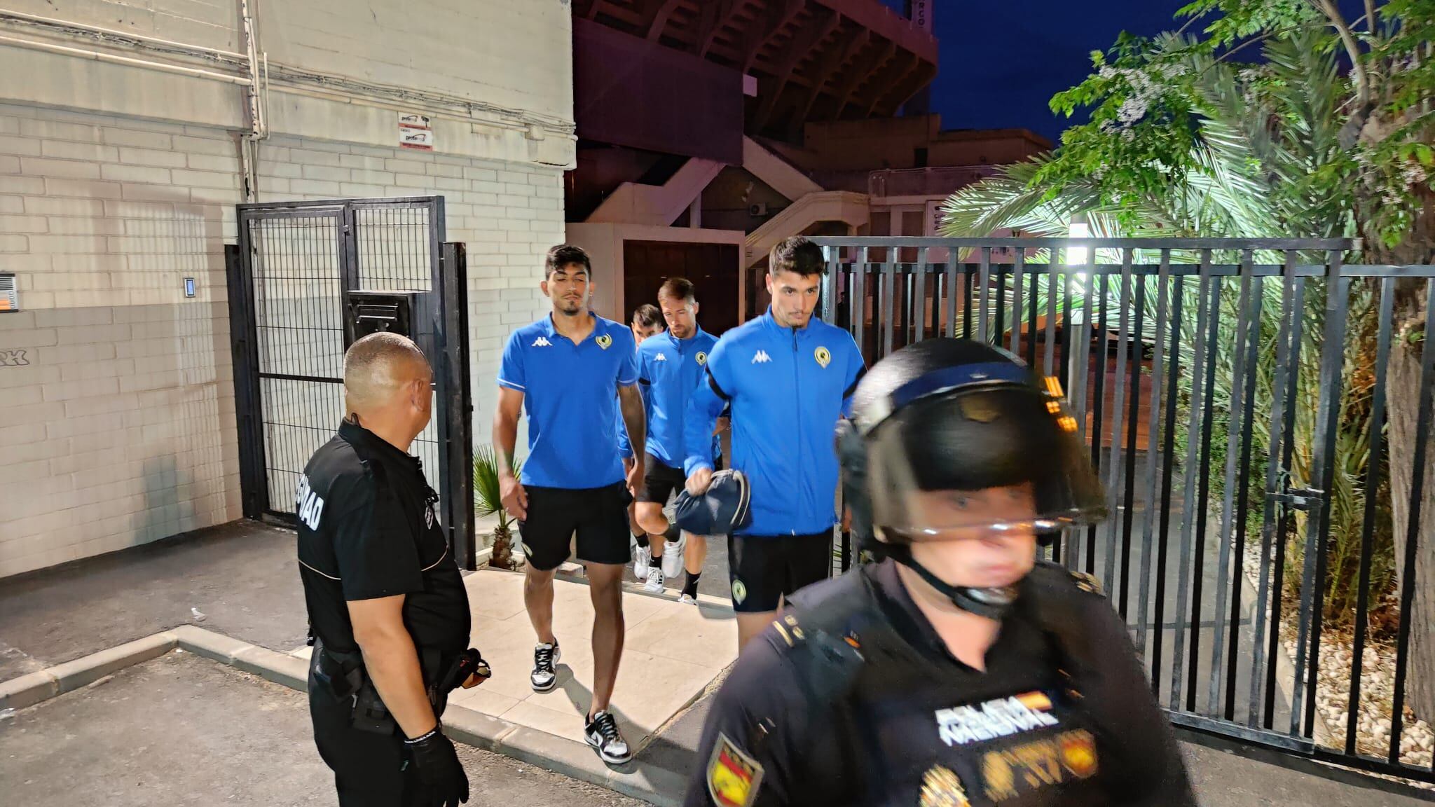 Jugadores del Hércules salen escoltados del Rico Pérez, tras el partido ante Alzira