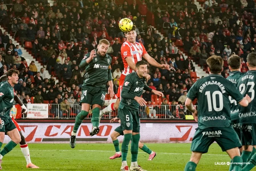 El Huesca se defendió con orden en Almería y sumó un empate