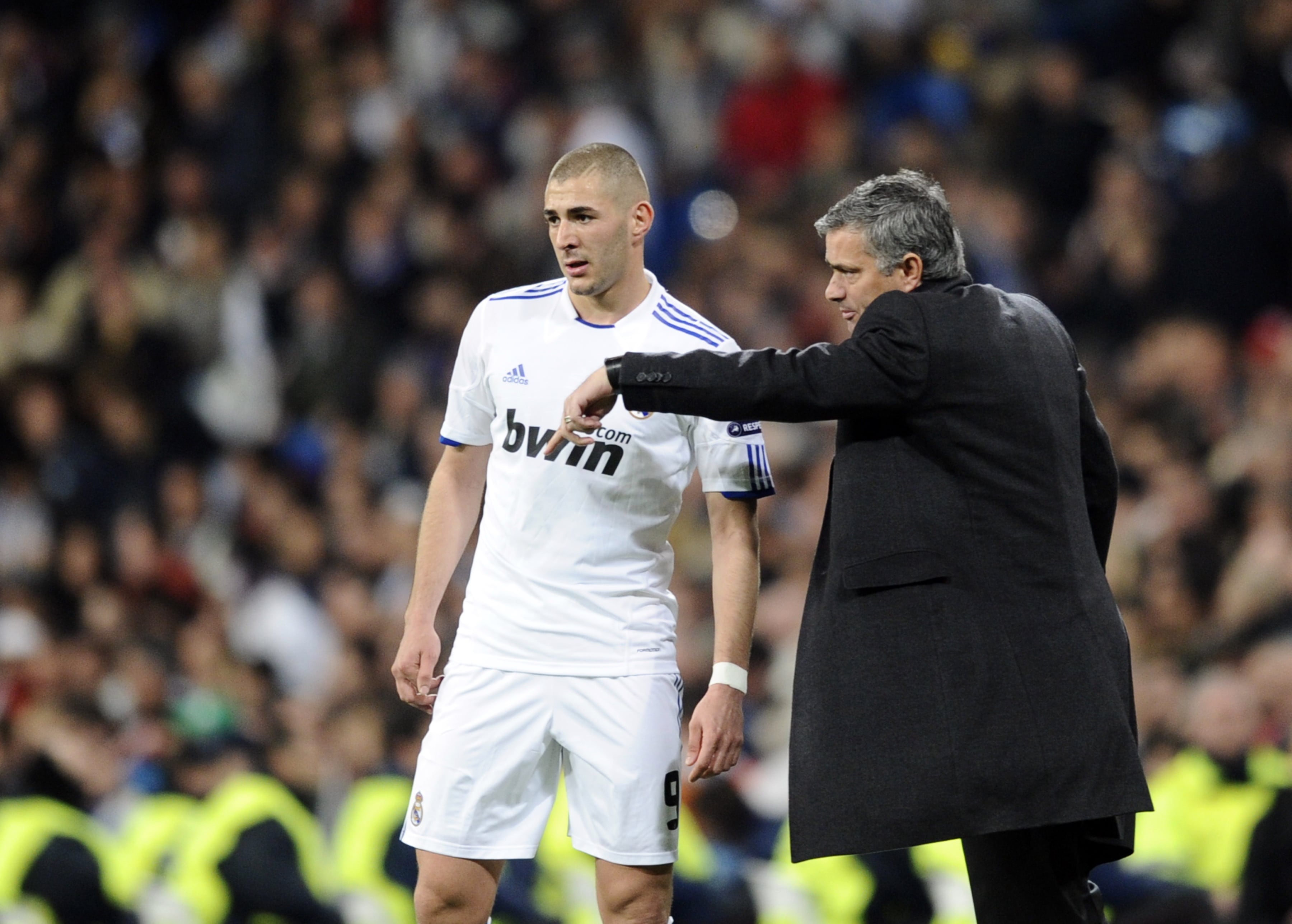 José Mourinho y Karim Benzema durante un partido de la Champions League.