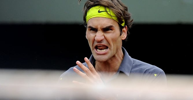 El tenista suizo Roger Federer lamenta perder un punto ante el argentino Juan Martín Del Potro durante el partido correspondiente a los cuartos de final de Roland Garros disputados en París