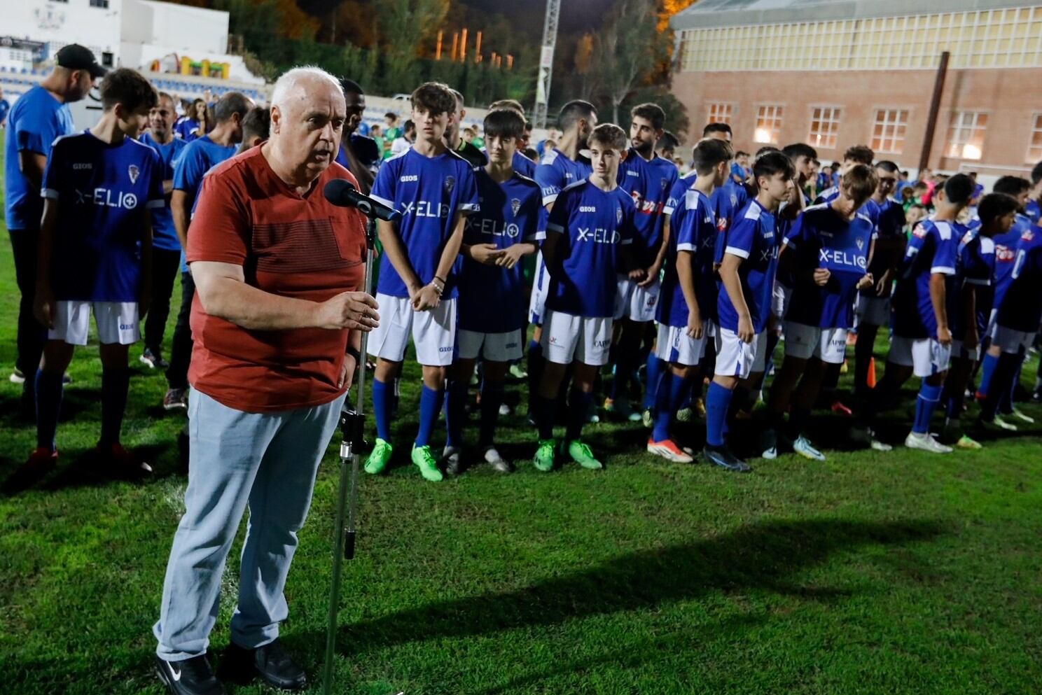 El presidente del Villena C.F., Juan Mateo Melenchón, da la bienvenida a X-ELIO y todos los asistentes al acto.