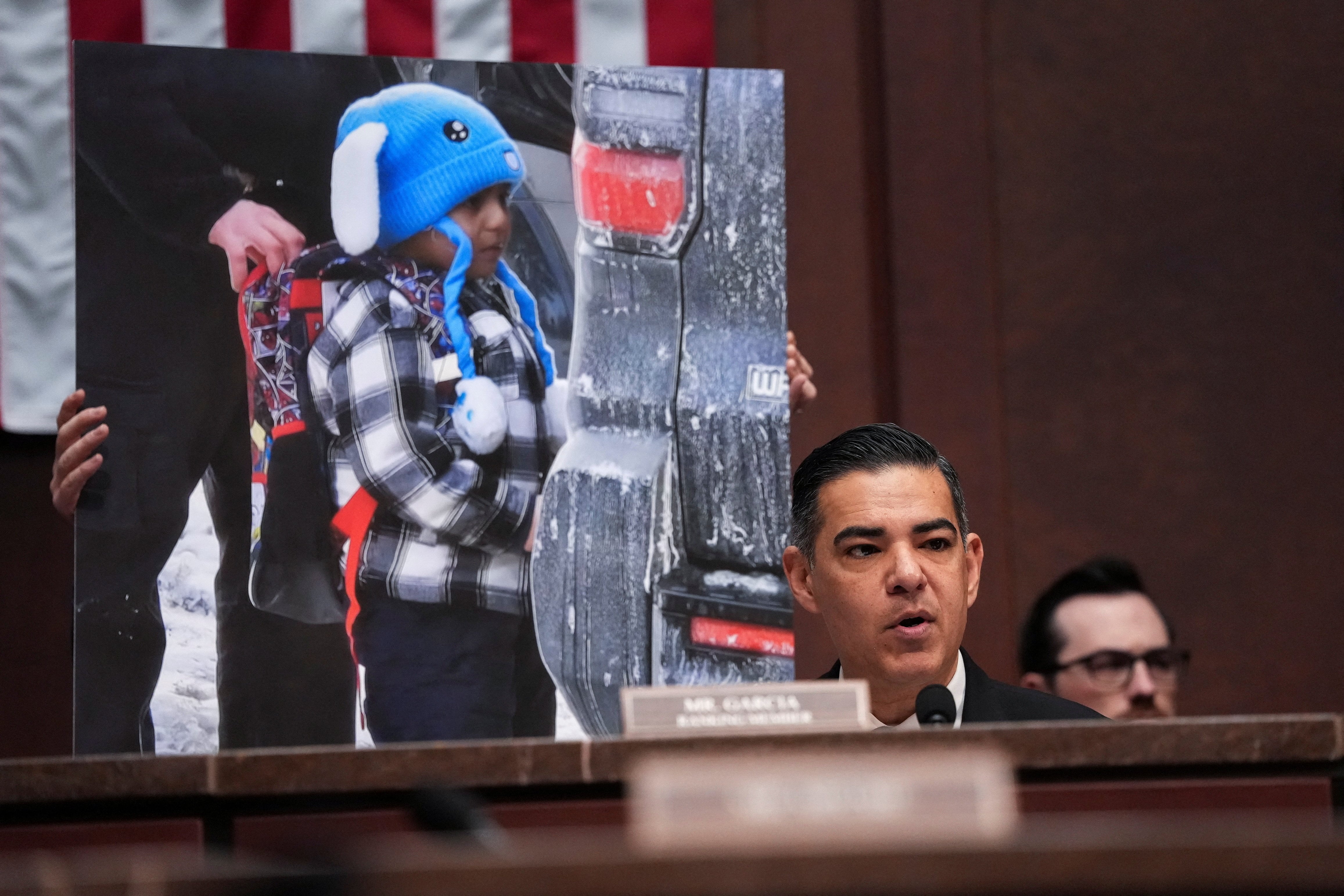 Un legislados estadounidense sostiene la imagen de Liam Conejo siendo detenido por agentes federales del ICE el pasado enero.