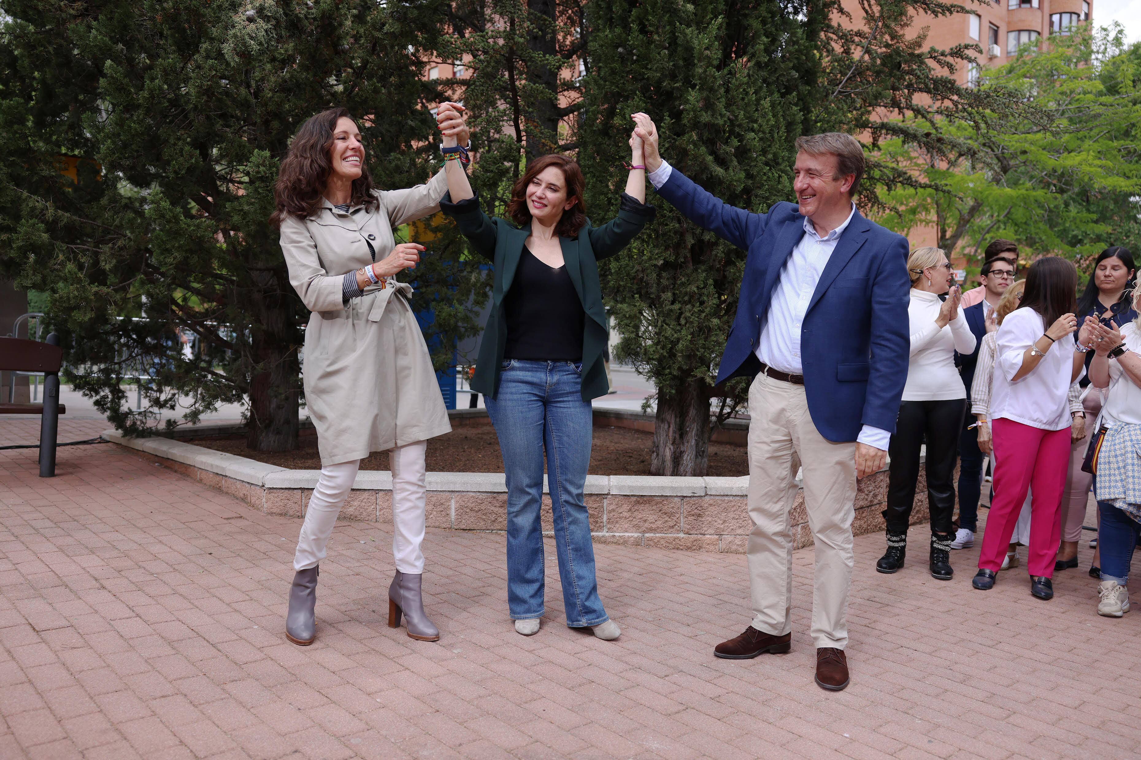 Isabel Díaz Ayuso junto al candidato a revalidar la alcaldía de Tres Cantos, Jesús Moreno y la presidenta de la Asamblea de Madrid, Eugenia Carballedo