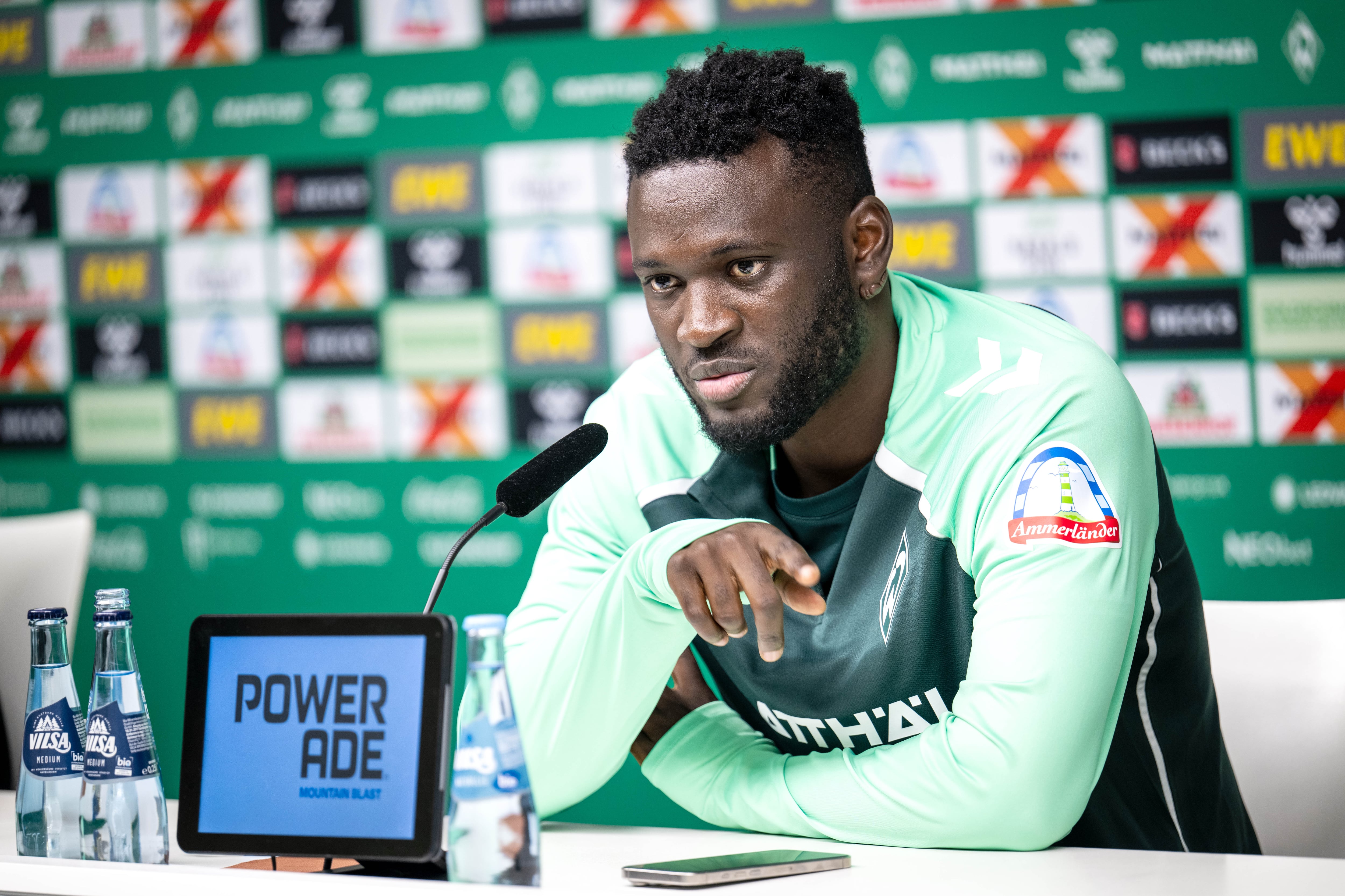 Victor Boniface en su presentación con el Werder Bremen