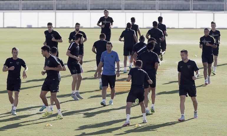 La plantilla se ejercita durante la sesión de ayer en el estadio de atletismo Ciudad de Málaga