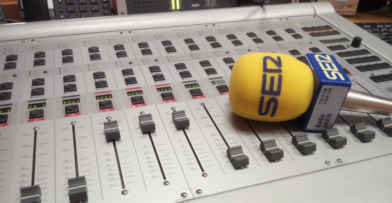 Mesa de control del estudio de Radio Jaén Ser.