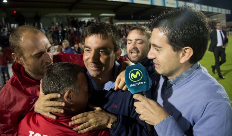 El técnico del C.D. Leganés, Asier Garitano (c), celebrando el ascenso de su equipo a primera división en Anduva.