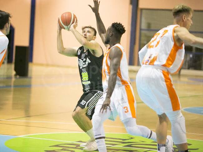 Un momento de un UDEA-Morón