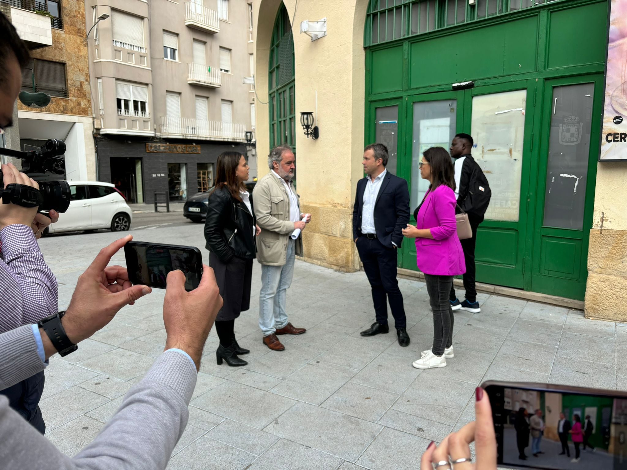 Concejales socialistas a las puertas de la cafetería de la Estación de autobuses de Jaén.