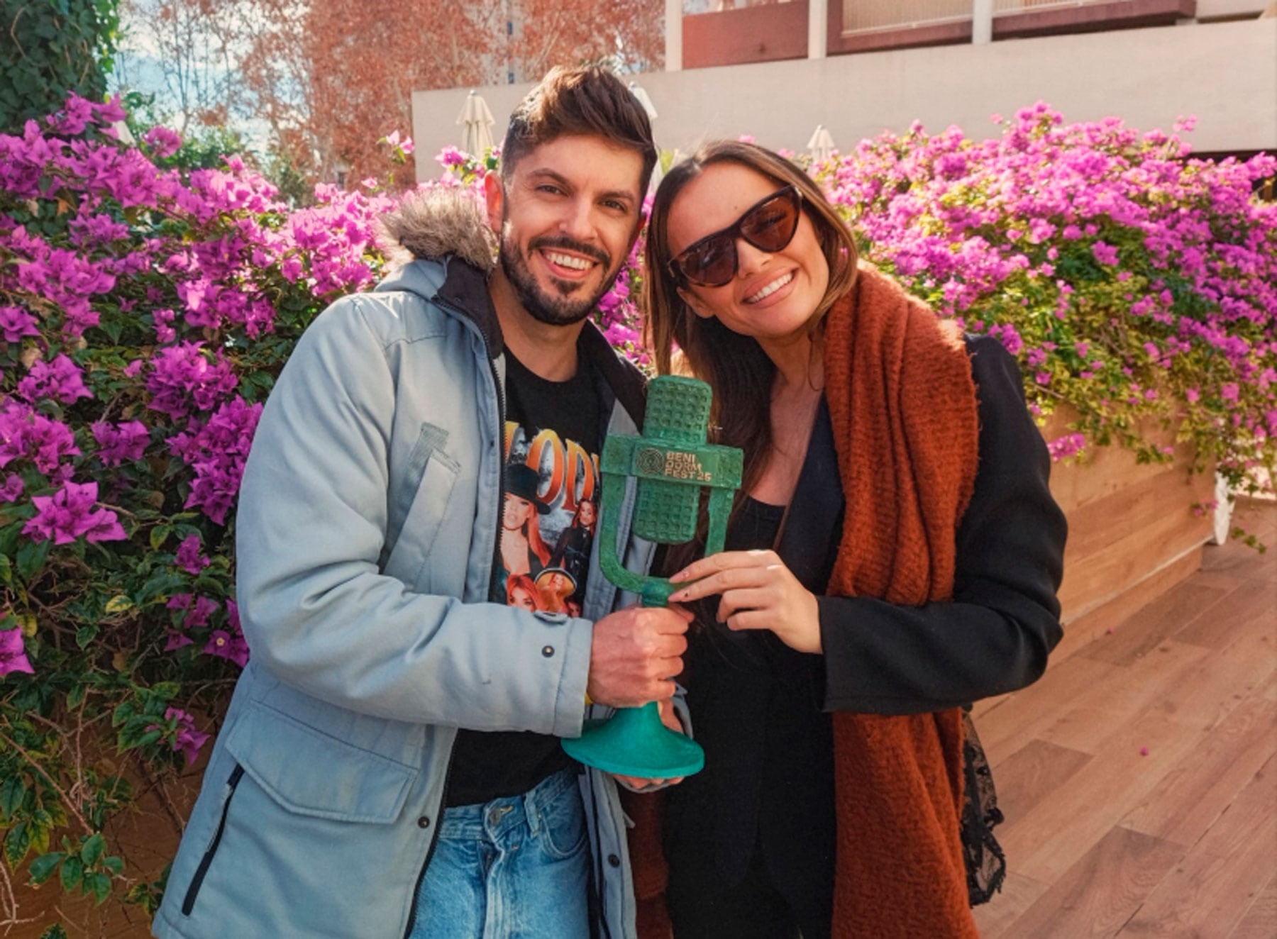 El alcoyano Alberto Lorite, junto a Melody, con el trofeo por ganar el Benidorm Fest