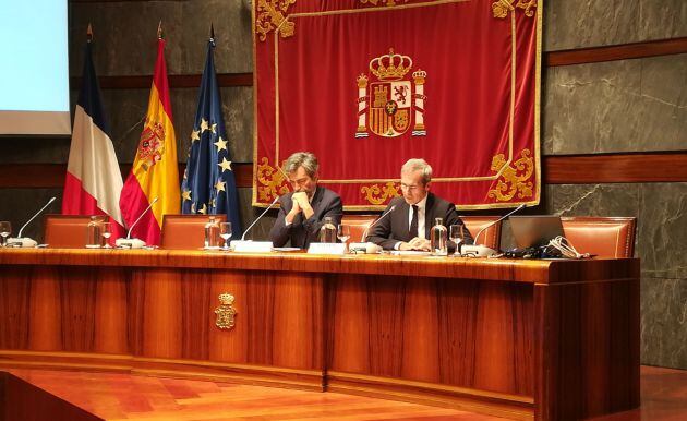 Lesmes junto al embajador francés durante el acto