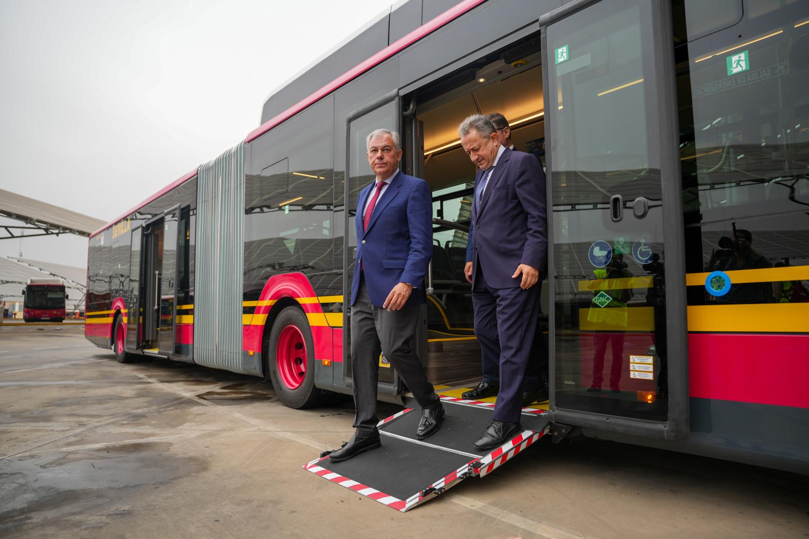 El alcalde de Sevilla, José Luis Sanz, en una autobús de Tussam durante la presentación de la nueva línea 60