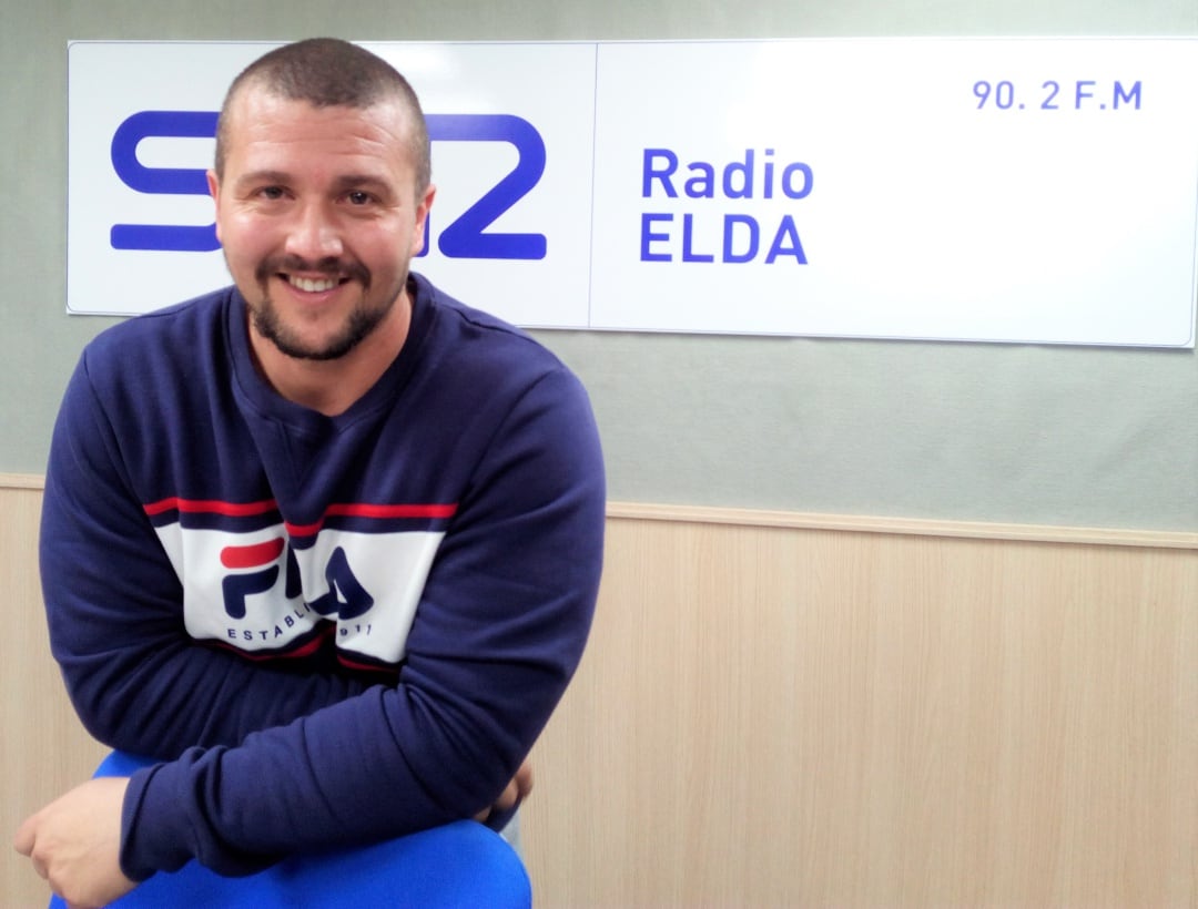 Héctor Botella en el estudio de Radio Elda SER