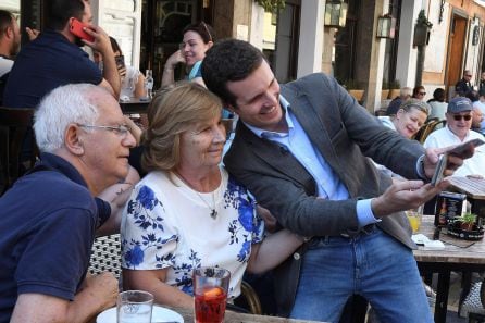 Pablo Casado, candidato a la presidencia del Partido Popular, hoy durante su visita a León, para hacer campaña en apoyo de su candidatura