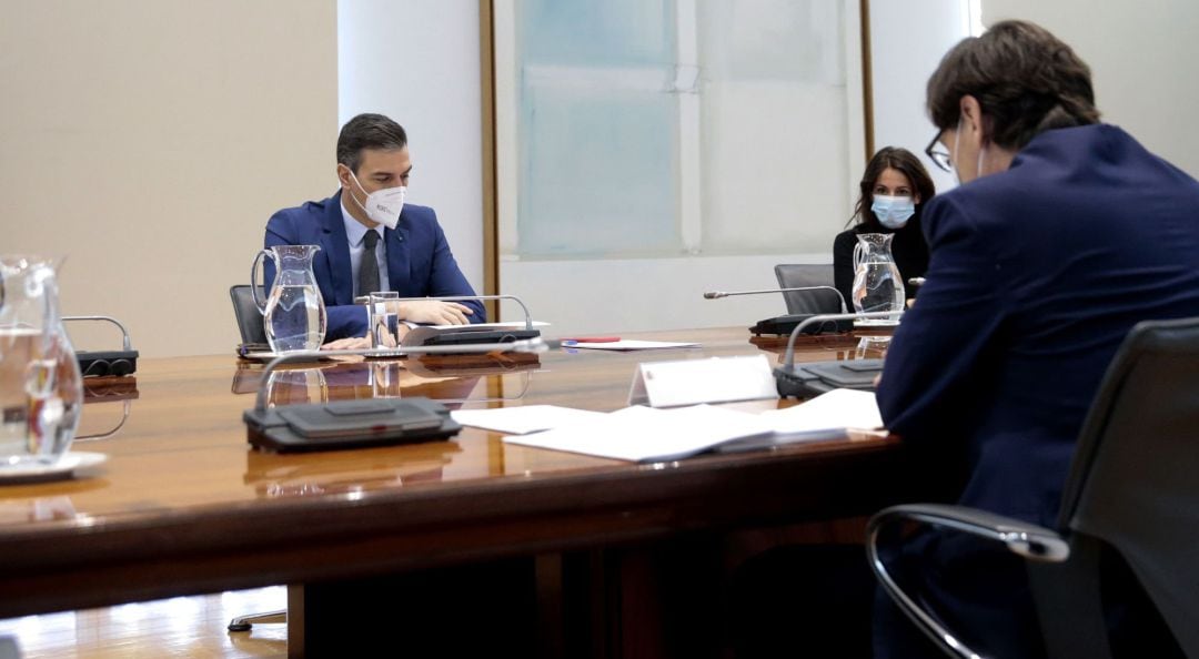 El presidente del Gobierno, Pedro Sánchez, junto con el ministro de Sanidad, Salvador Illa durante el Comité de seguimiento del coronavirus en Madrid este lunes. 