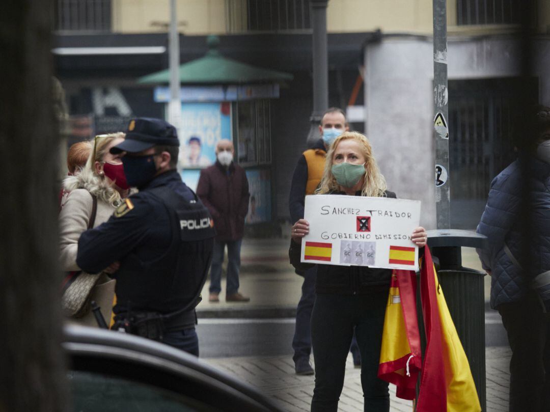 La vicepresidenta regional de Vox protesta por la visita de Pedro Sanchez al Palacio de Navarra