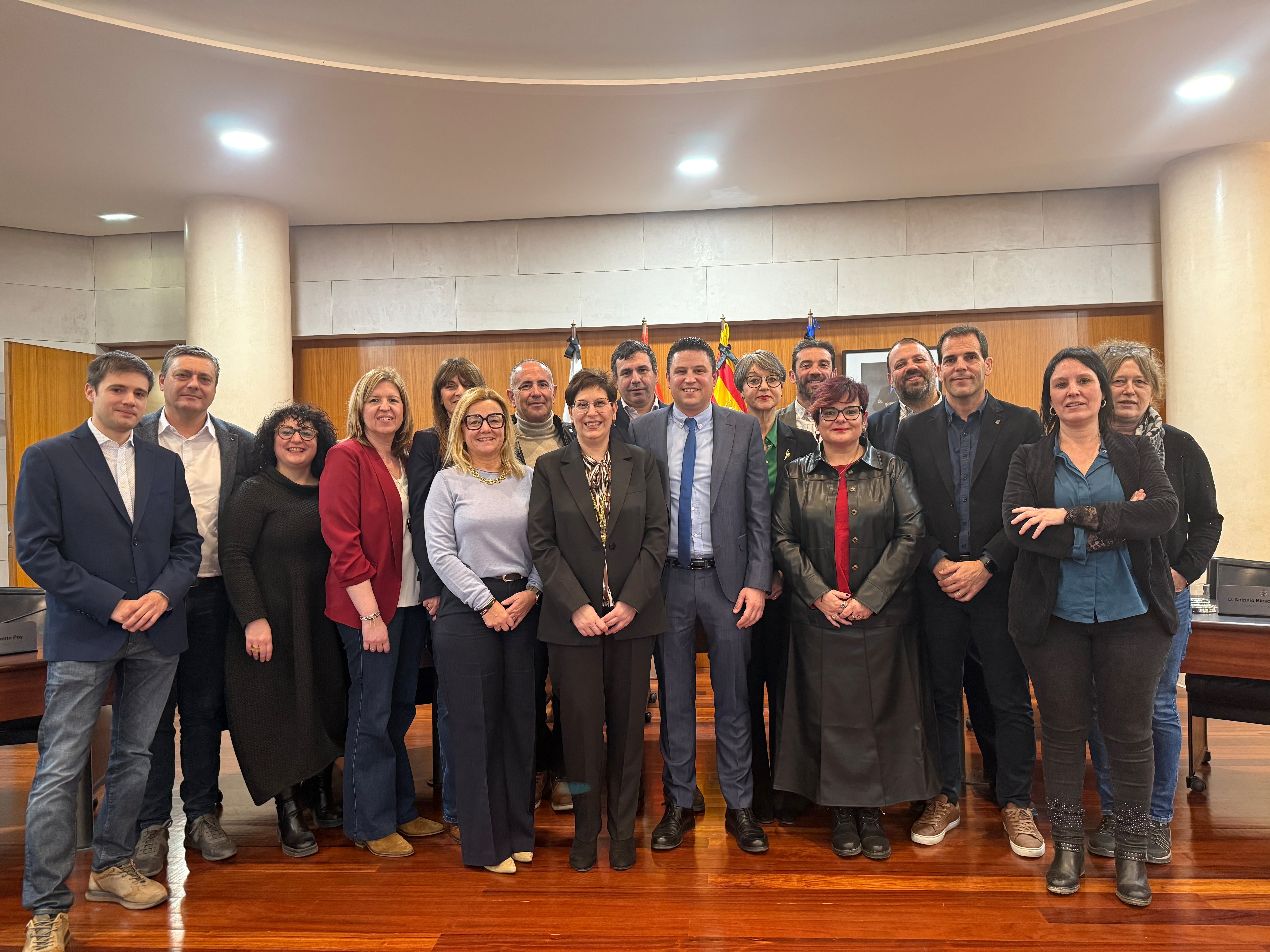 Míriam Ponsa, junto a diputados del PSOE y cargos del partido