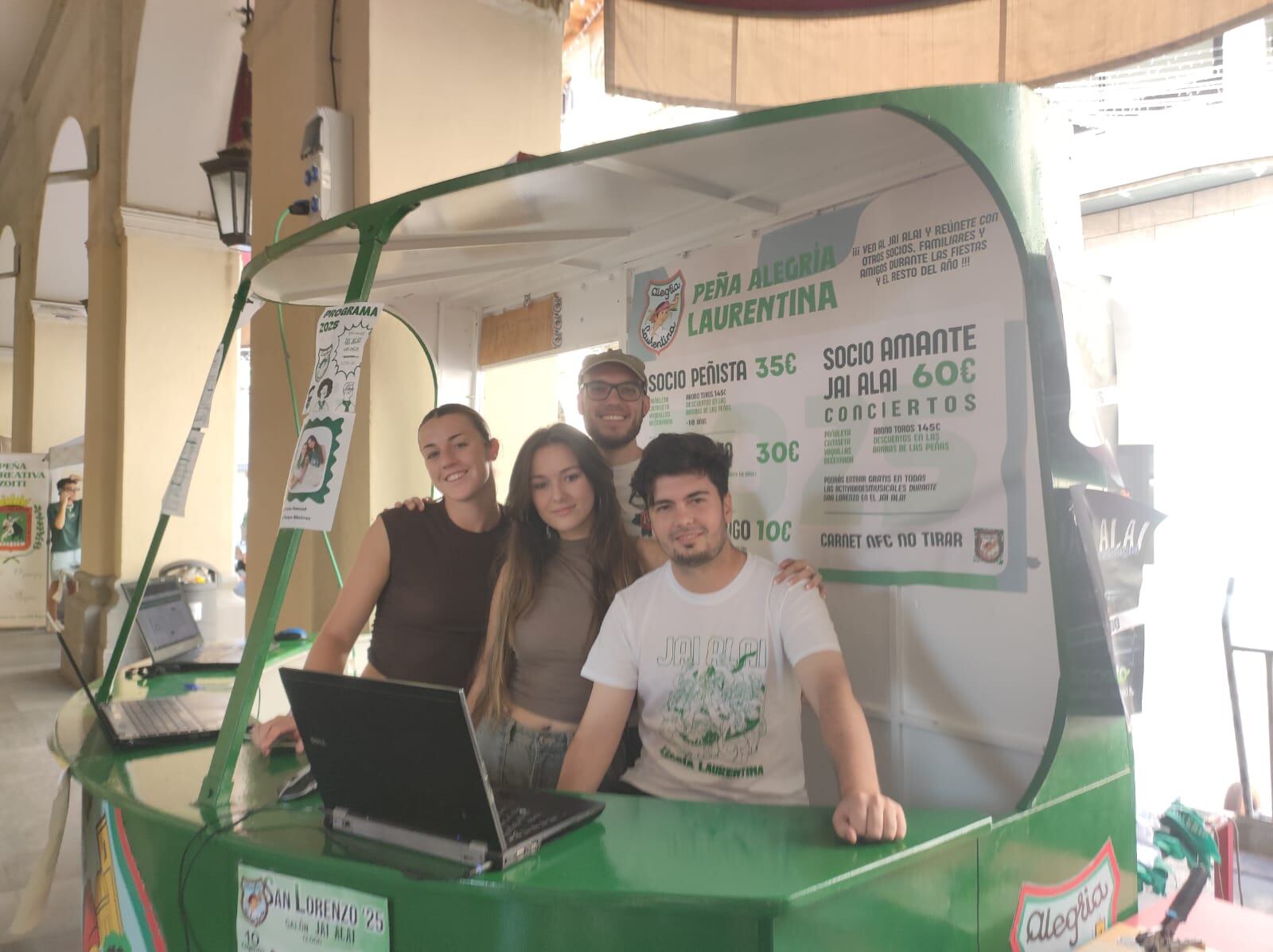 La peña Alegría Laurentina desarrolla su campaña de socios en los porches. Fiestas de San Lorenzo, Huesca.