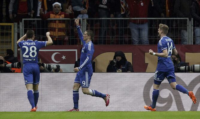 Torres celebra el gol con Azpilicueta.