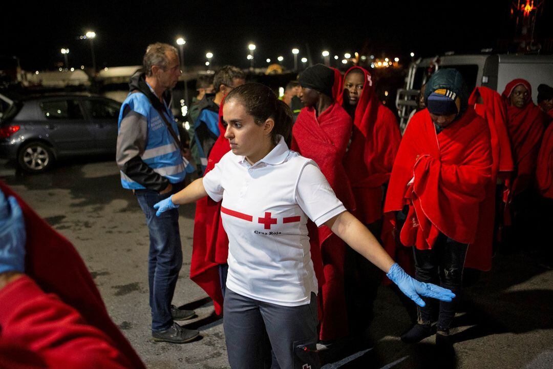 Llegada al puerto de Motril, en Granada, de decenas de inmigrantes que fueron rescatados por Salvamento Marítimo cuando navegaban en dos pateras en el mar de Alborán