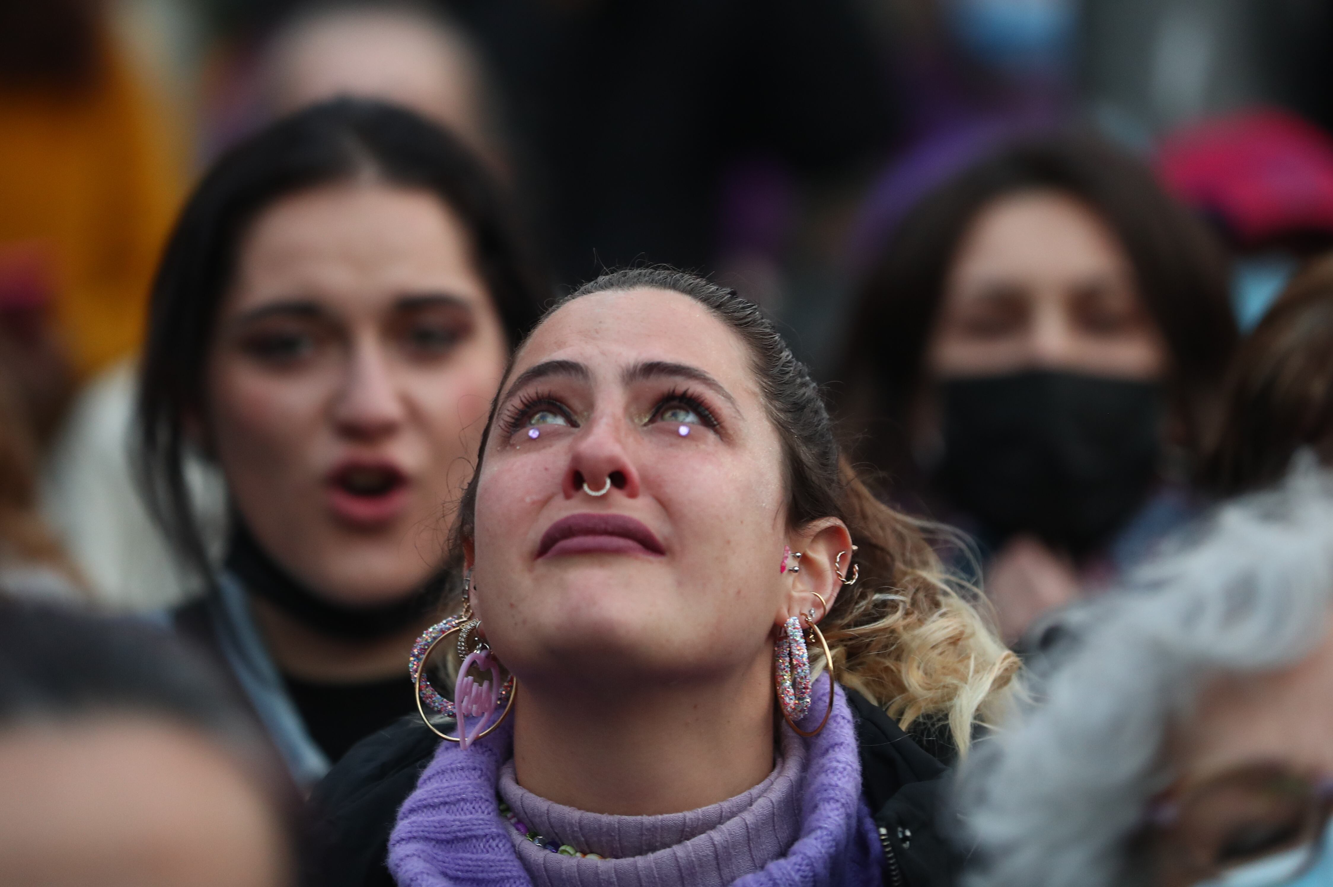 Una mujer participa en una marcha con motivo del Día Internacional del Día de la Mujer